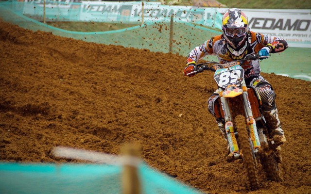 米兰体育APP-战术智商比拼，技术+策略决定胜负！——现代竞技的制胜法则